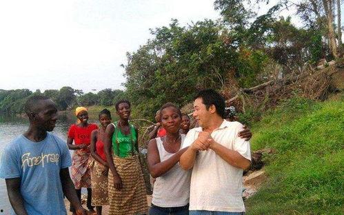 怒江傈僳族小伙吃瓜网