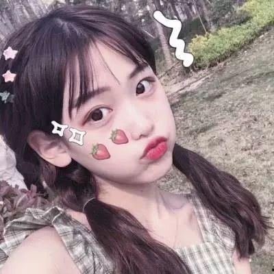 吃瓜楼梯哭女孩网红