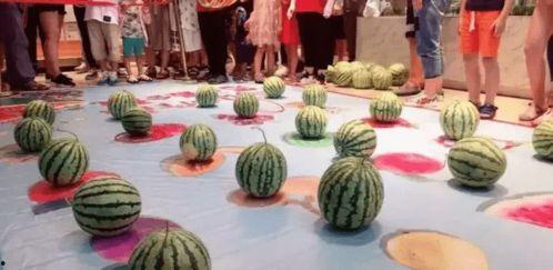 网红吃100斤瓜,场面壮观引热议